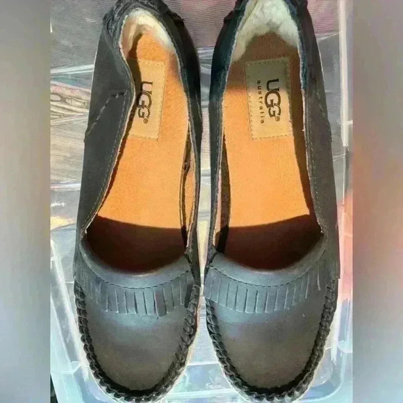 UGG Australia Women's Marrah Moccasin Size 8 Navy Blue - worn twice - Picture 2 of 4